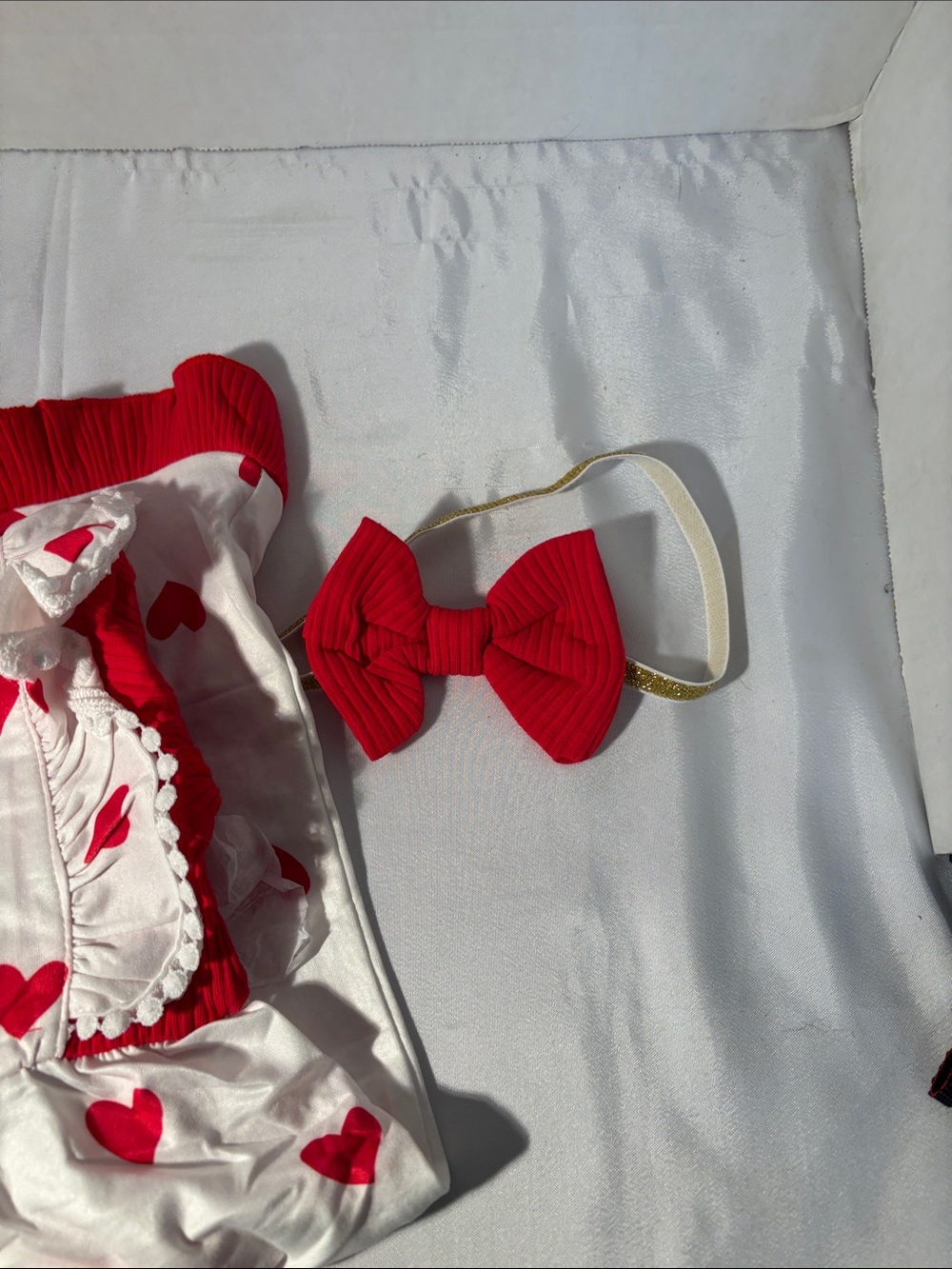 Source Unknown Red Ribbed Tee with White Heart Ruffle - Picture 4 of 5